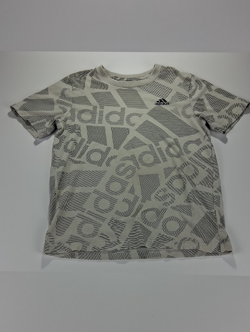 Boys Adidas Size 7 (Small) Beige & Gray Logo Allover Short Sleeve T-Shirt